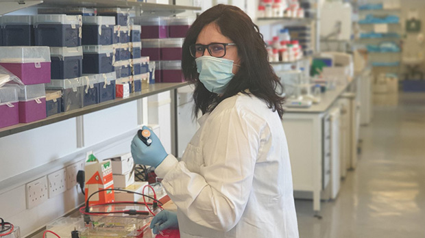 Dr Saavedra-Garcia in the lab