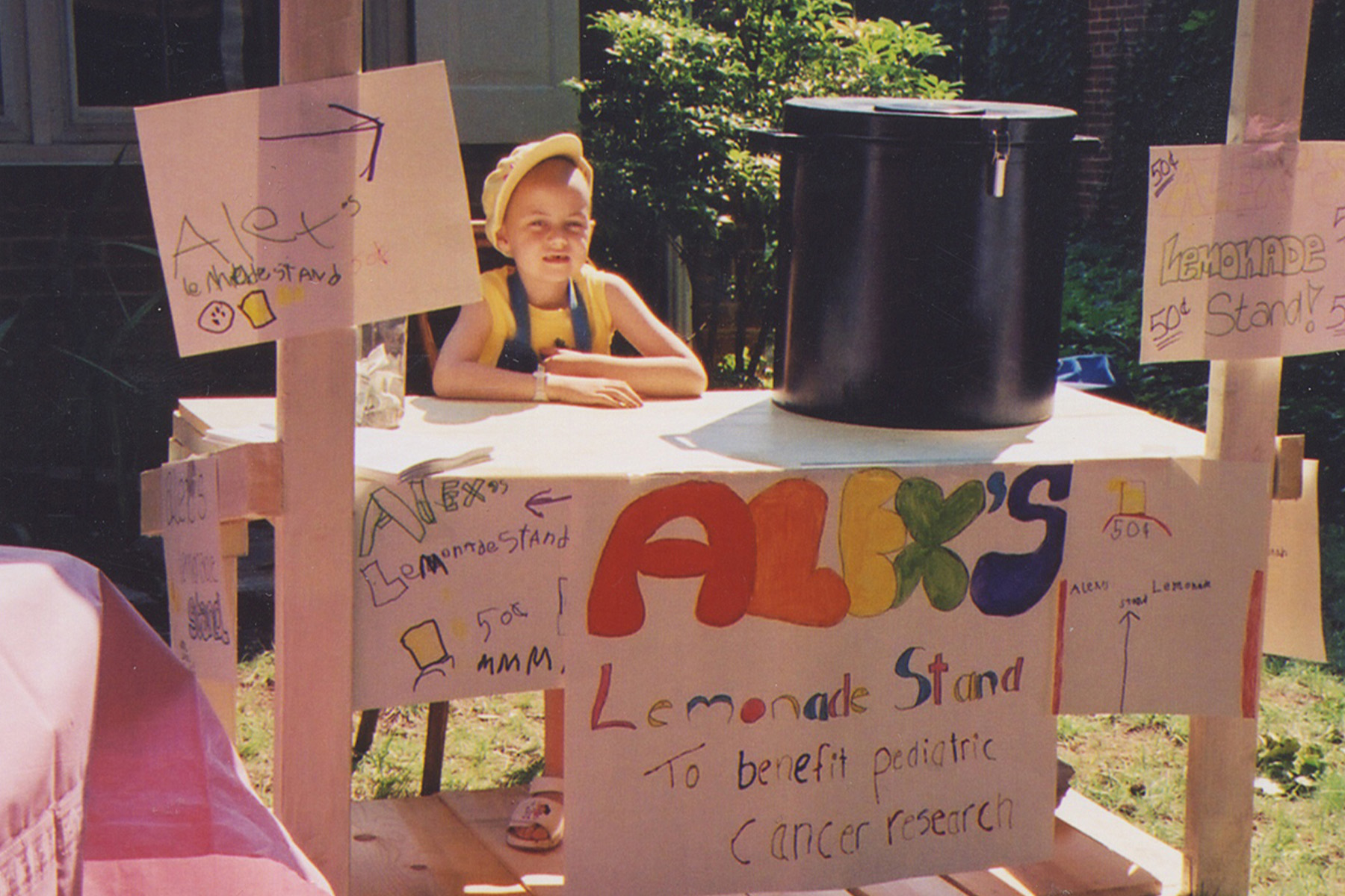 Alex Scott raising funds for cancer research at her first lemonade stand.