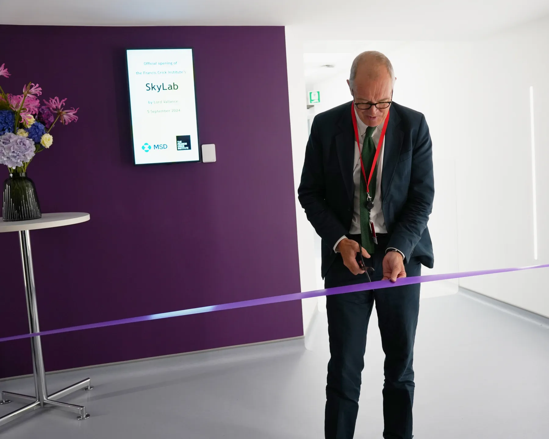 Lord Patrick Vallance performing the ribbon cutting at the opening of the Skylab. Image credit: Francis Crick Institute.